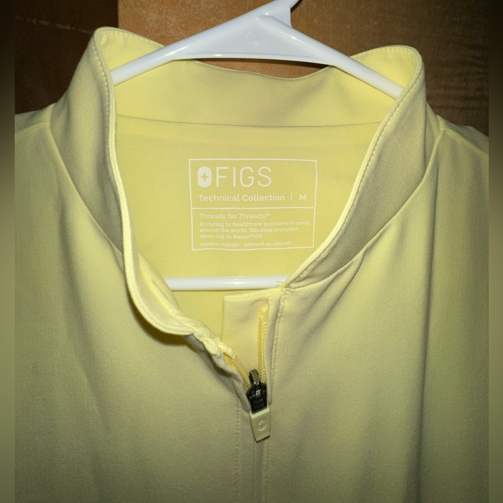 FIGS sebina scrub jacket, sunshine M NEVER WORN